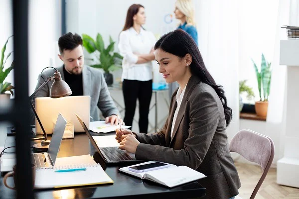 medium-shot-woman-working-office-img